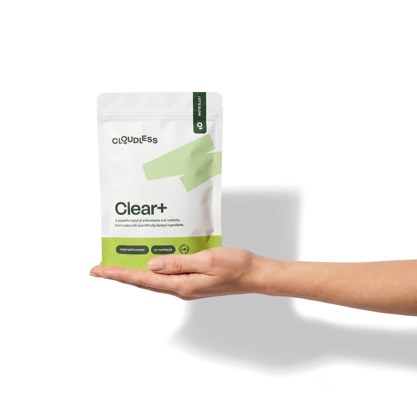 Mão a segurar uma embalagem de Clear+