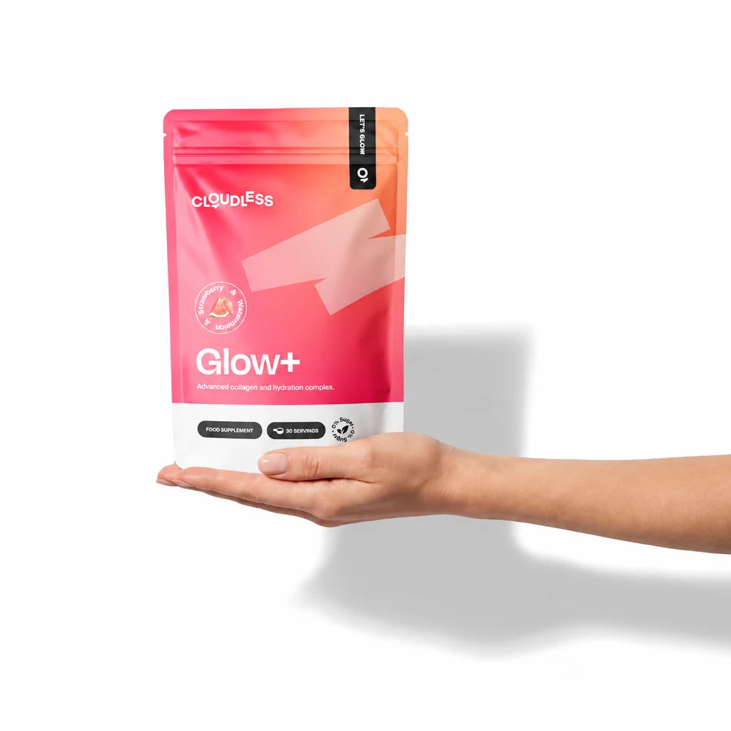 Mão a segurar uma embalagem de Glow+