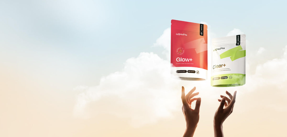 Mãos a alcançar Glow+ e Clear+ entre as nuvens